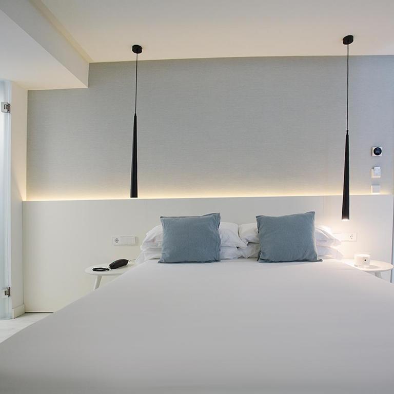 Hotel María Cristina - Habitación Doble Deluxe con vistas laterales al mar y balcón - 3