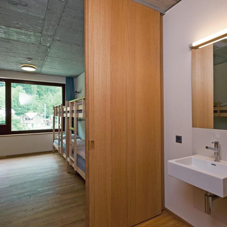 Interlaken Youth Hostel - Bed in 6-Bed Mixed Dormitory Room - 2