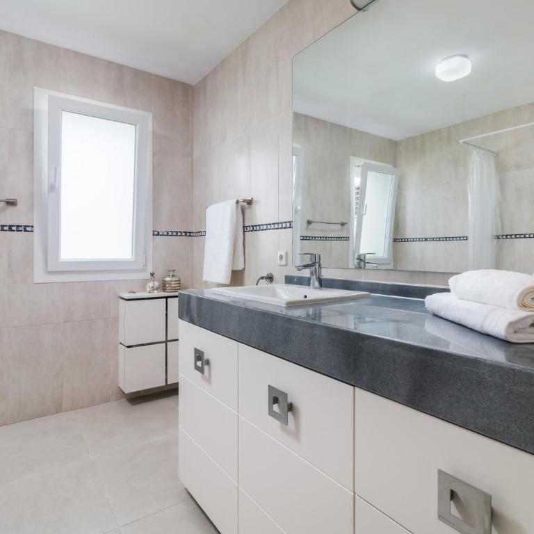 Casa Helena, Luxury Beach Side 5 Bedroom Villa - Villa - 13