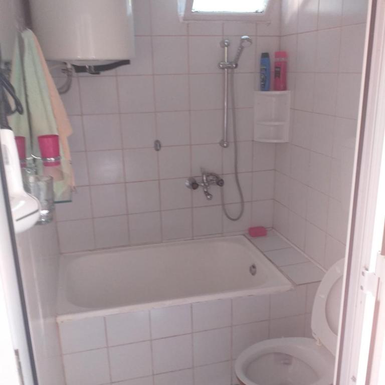 Guesthouse Djacic - Komfor Trokrevetna Soba sa Tušem - 13