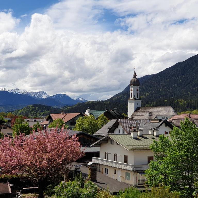 Bunter Hirsch Ferienwohnung im Garmischer Zentrum - Apartment mit 2 Schlafzimmern - 1