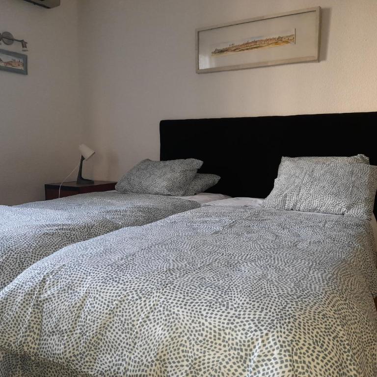NO FIESTAS, 5 DORMITORIOS Solo familias, parejas o trabajo PARKING Público Gratis a 300m - Apartamento - 5