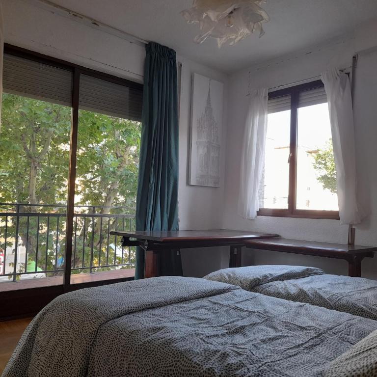 NO FIESTAS, 5 DORMITORIOS Solo familias, parejas o trabajo PARKING Público Gratis a 300m - Apartamento - 6
