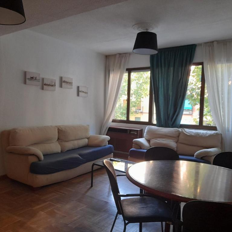 NO FIESTAS, 5 DORMITORIOS Solo familias, parejas o trabajo PARKING Público Gratis a 300m - Apartamento - 7
