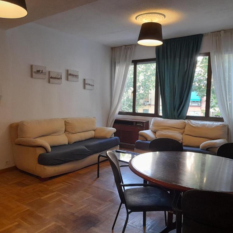 NO FIESTAS, 5 DORMITORIOS Solo familias, parejas o trabajo PARKING Público Gratis a 300m - Apartamento - 8