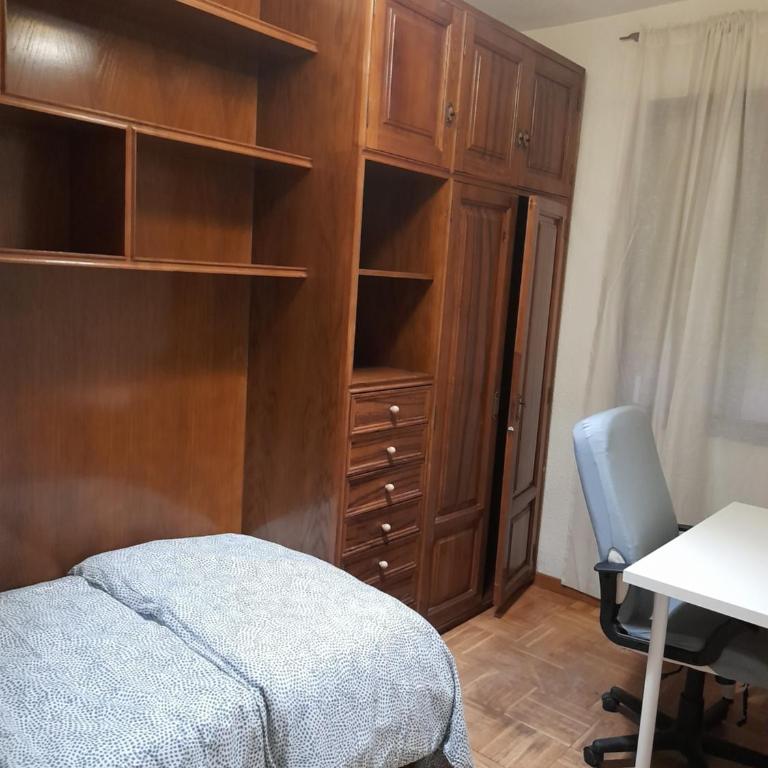 NO FIESTAS, 5 DORMITORIOS Solo familias, parejas o trabajo PARKING Público Gratis a 300m - Apartamento - 12