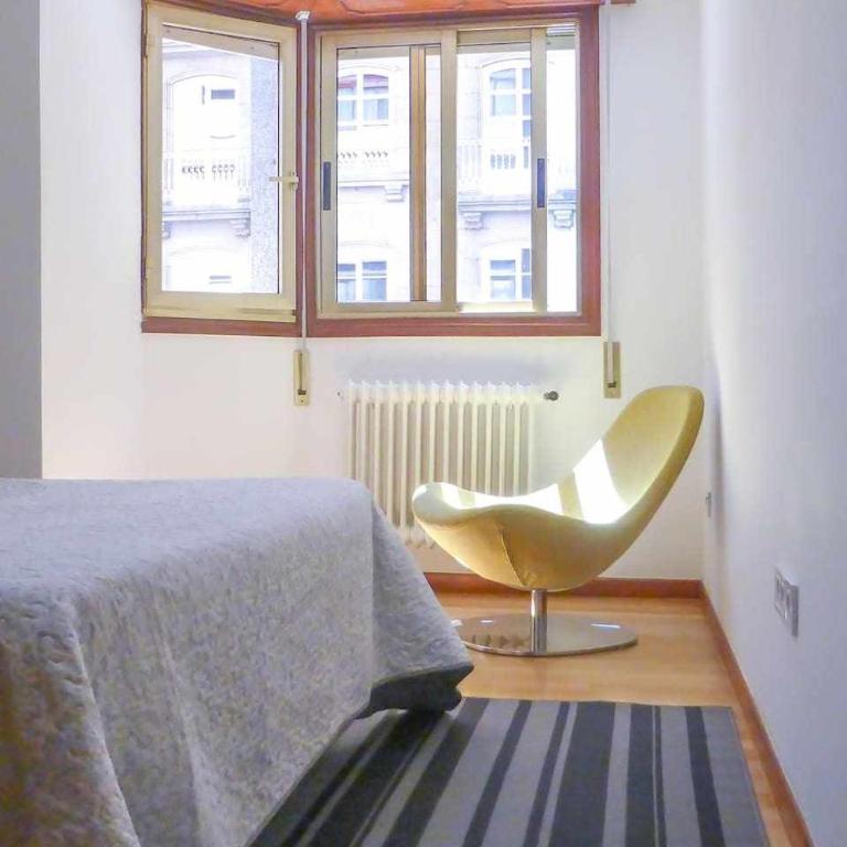 RyS Ourense Centro PARKING Gratis - Four-Bedroom Apartment with Balcony - 9