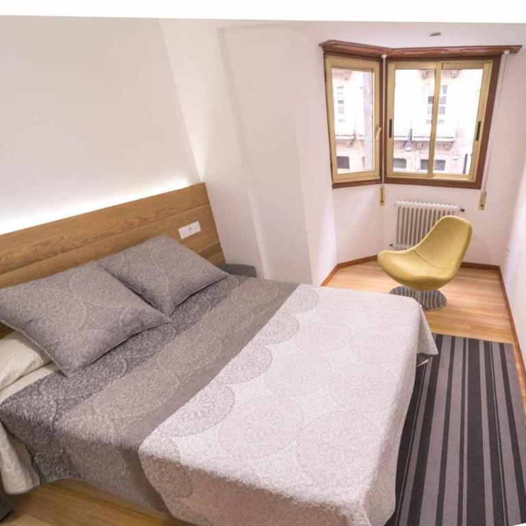 RyS Ourense Centro PARKING Gratis - Four-Bedroom Apartment with Balcony - 11