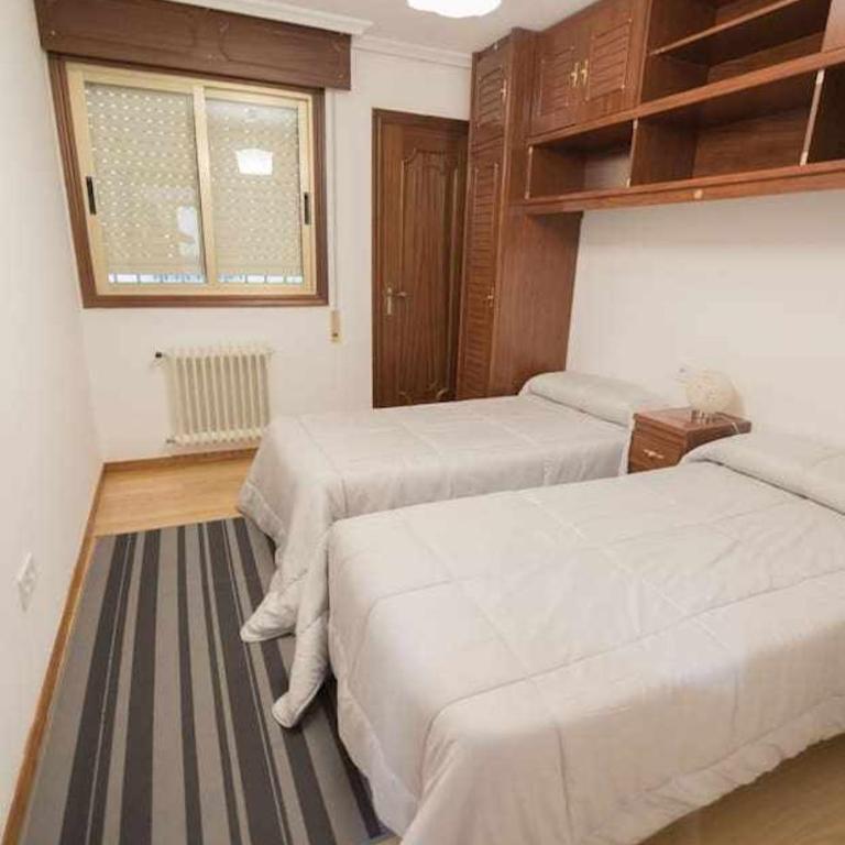RyS Ourense Centro PARKING Gratis - Four-Bedroom Apartment with Balcony - 19