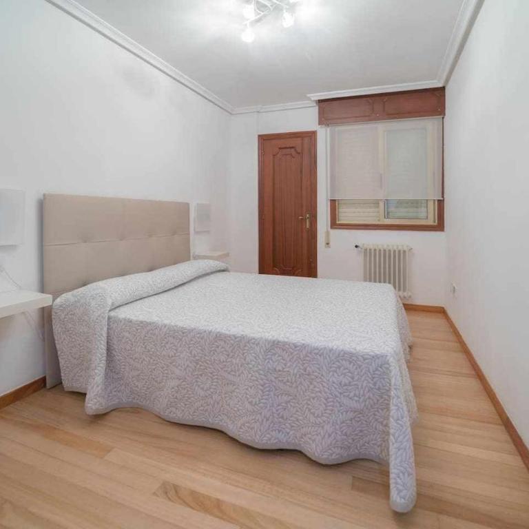 RyS Ourense Centro PARKING Gratis - Four-Bedroom Apartment with Balcony - 20