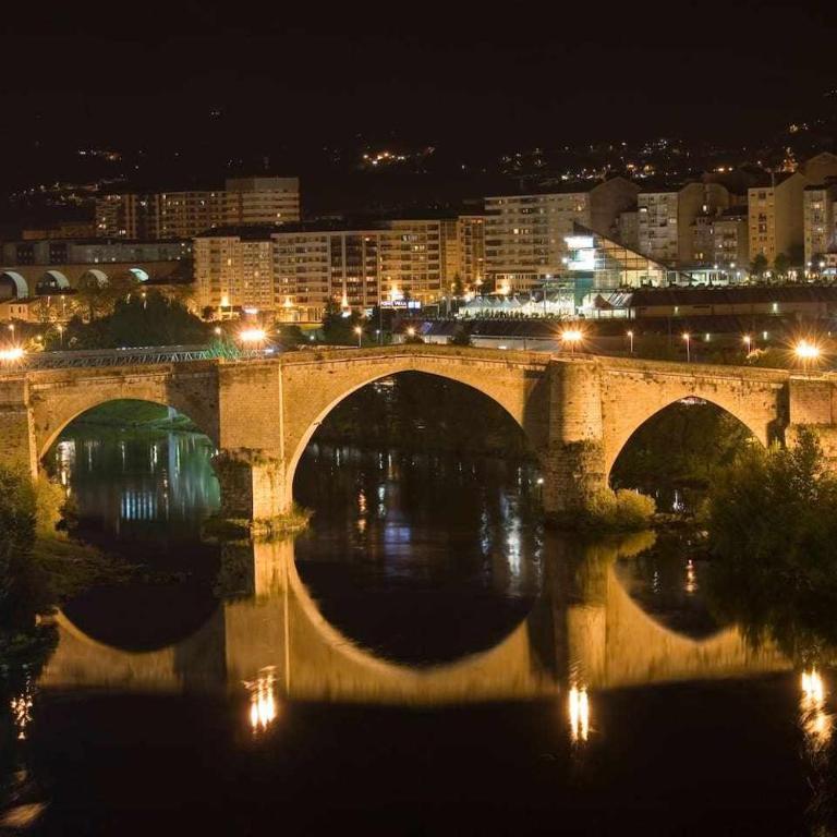 RyS Ourense Centro PARKING Gratis - Four-Bedroom Apartment with Balcony - 29