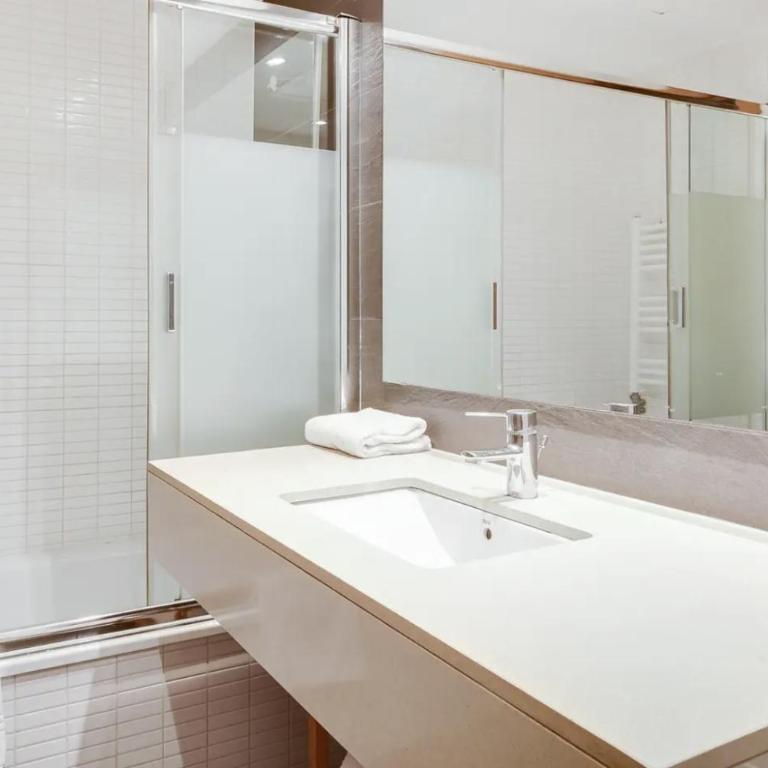 Stay U-nique Apartments Diagonal Mar - Four-Bedroom Apartment - 12