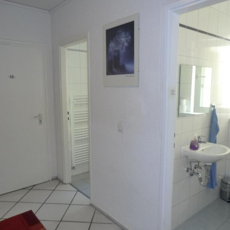Hotel Pension Haydn - Chambre Double - Salle de Bains Commune - 11