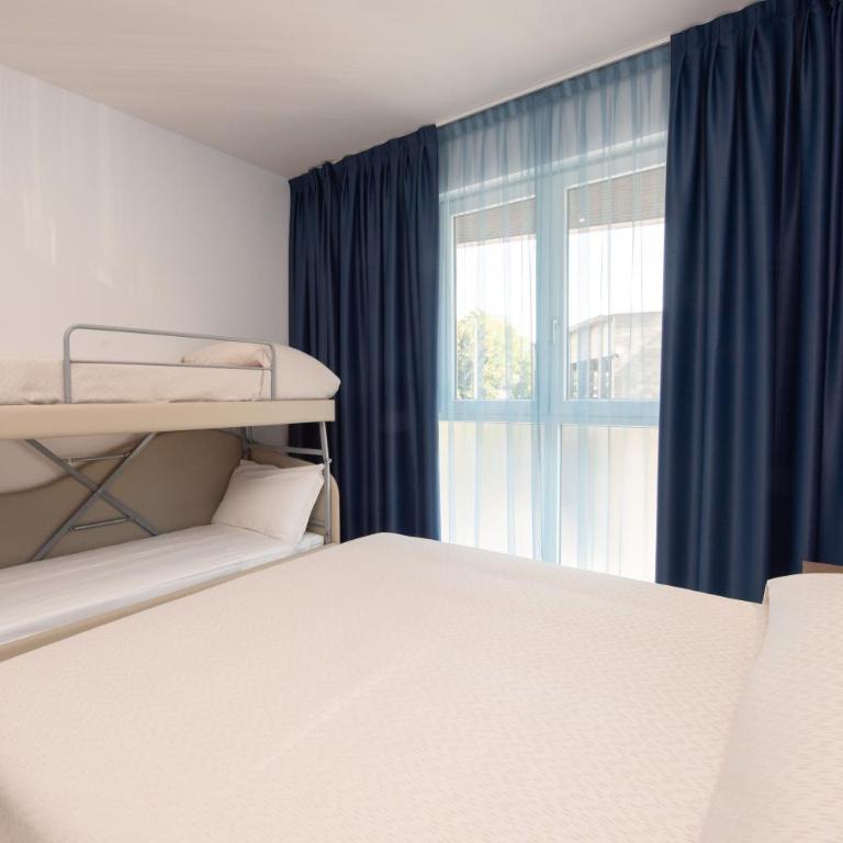 Hotel Marconi Express - Quadruple Room with Private Bathroom - 7