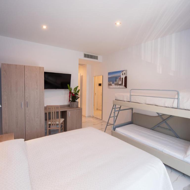 Hotel Marconi Express - Quadruple Room with Private Bathroom - 11