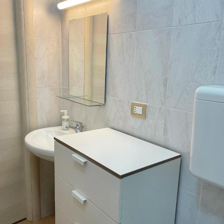 B&B Acqua Azzurra - Camera Matrimoniale con Bagno Privato - 9