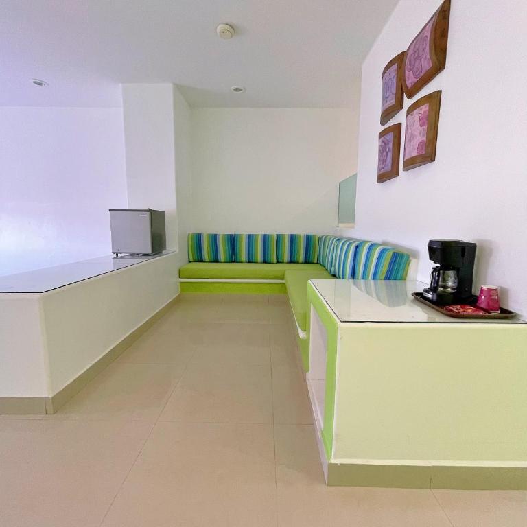 Seven Crown Express & Suites by Kavia - Suite - 3