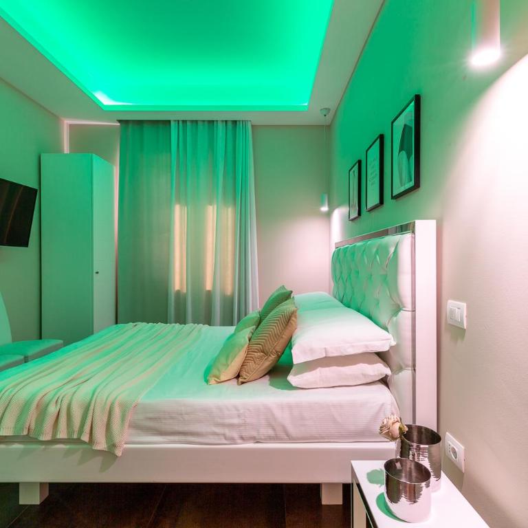 Club 57 Imperial Rooms - Double Room with Private Bathroom and Sea View - 17