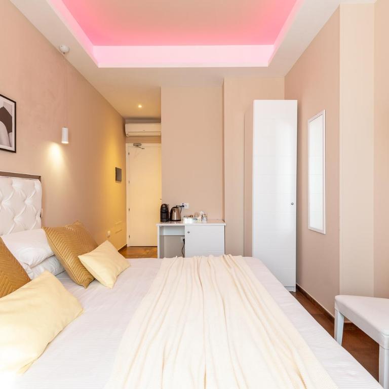 Club 57 Imperial Rooms - Double Room with Private Bathroom and Sea View - 3