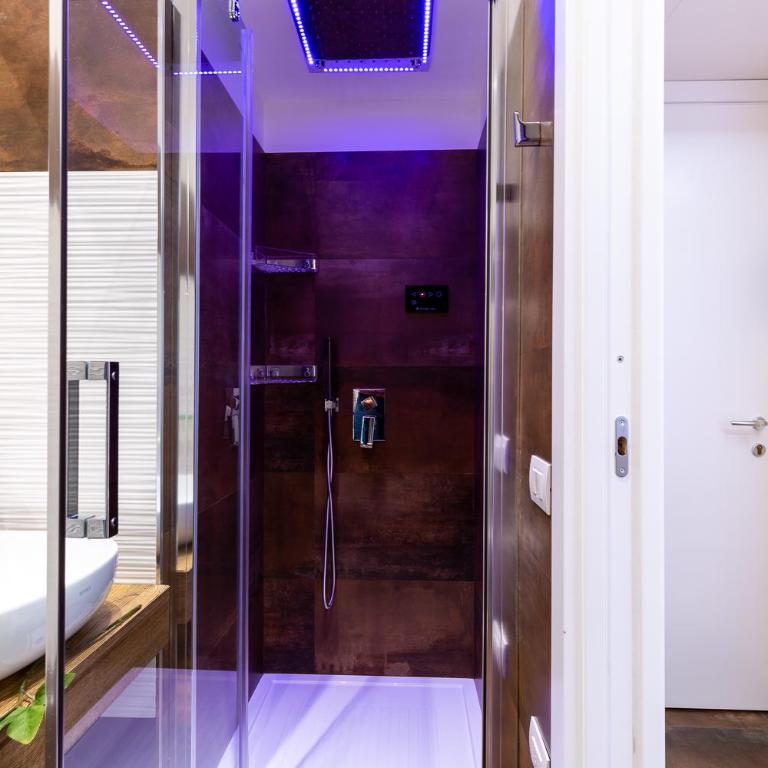 Club 57 Imperial Rooms - Double Room with Private Bathroom - 5