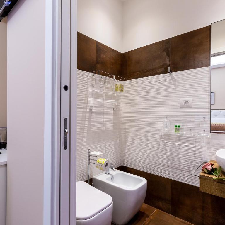 Club 57 Imperial Rooms - Double Room with Private Bathroom - 35