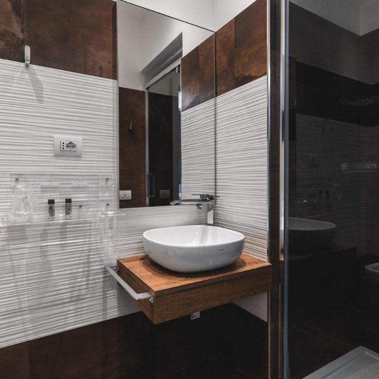 Club 57 Imperial Rooms - Double Room with Private Bathroom - 6