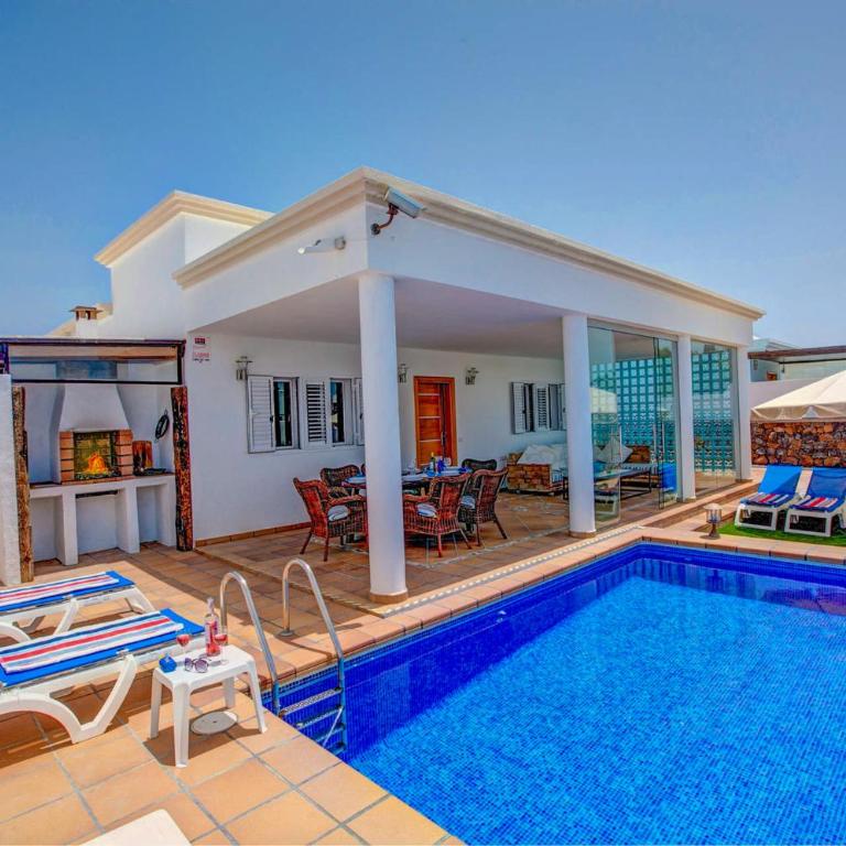 MARIA DEL RISCO by Buenavilla - Three-Bedroom Villa - 1