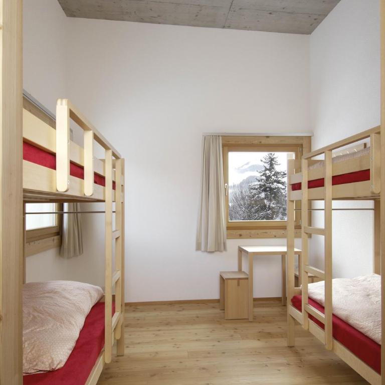 Scuol Youth Hostel - Vierbettzimmer mit Gemeinschaftsbad - 1