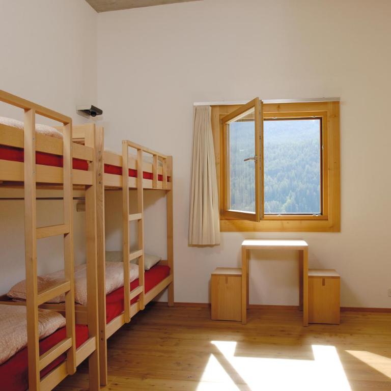Scuol Youth Hostel - Bett im 6-Bett-Schlafsaal - 4