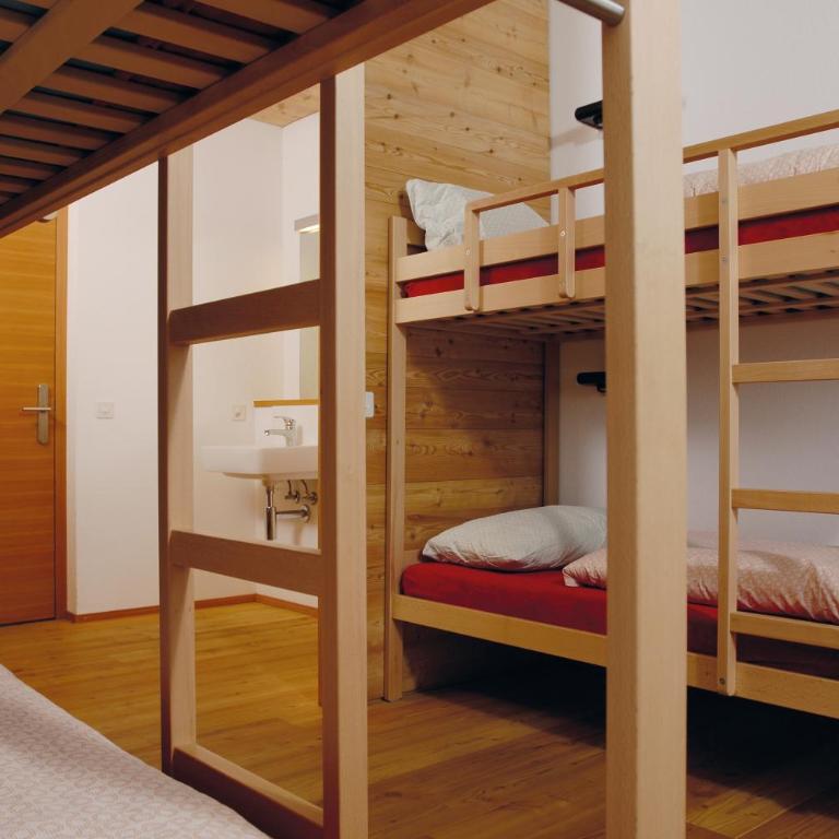 Scuol Youth Hostel - Bett im 6-Bett-Schlafsaal - 3