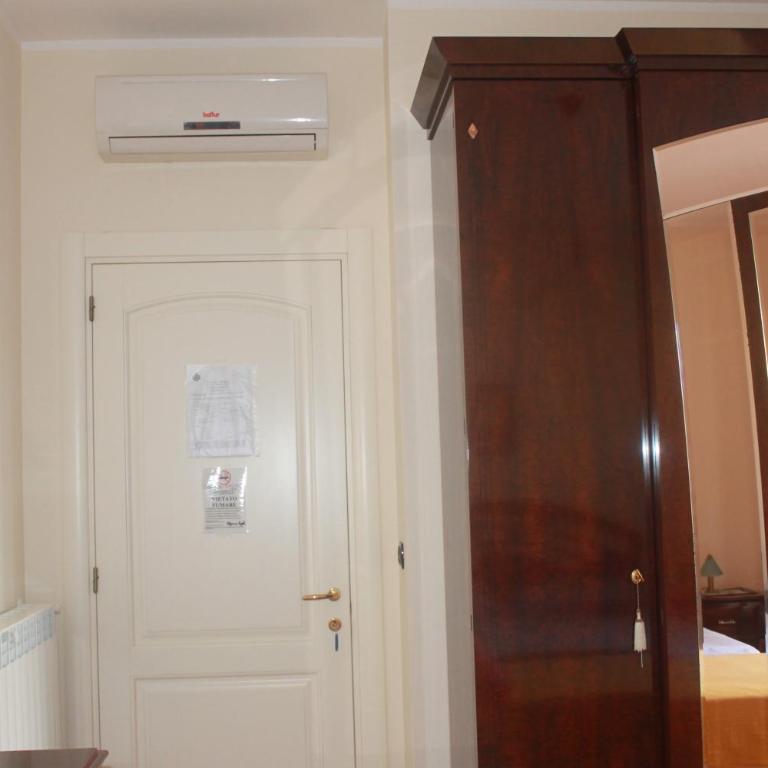 B&B Julia - Double Room with Balcony and Shared Bathroom - 3