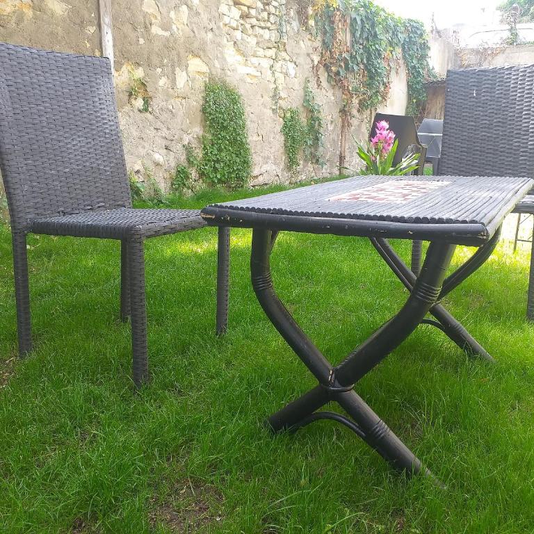 Les Volets Bleus - Au Calme avec petit Jardin et Patio - 3 appartements - Appartement - Vue sur Jardin - 5