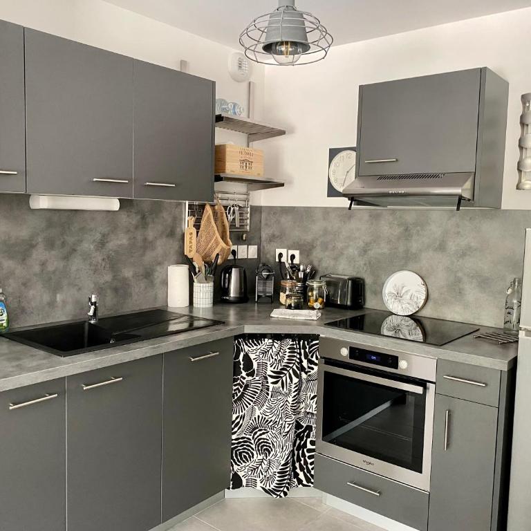 NOUVEAU - Jungle Montpeul - Clim - Wifi fibre - Netflix - 5' du centre et gare - Parking - Loggia - 15' des plages - Two-Bedroom Apartment - 5