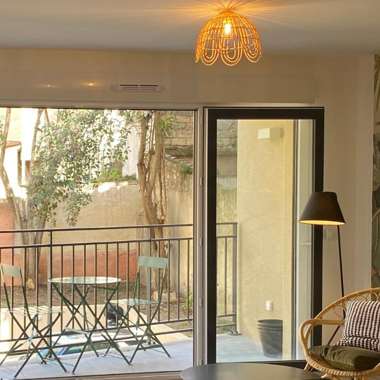 NOUVEAU - Jungle Montpeul - Clim - Wifi fibre - Netflix - 5' du centre et gare - Parking - Loggia - 15' des plages - Two-Bedroom Apartment - 4