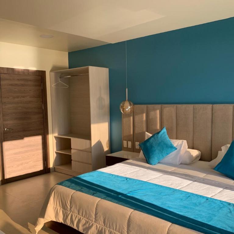 Hotel La Laguna Galapagos - Habitación con cama extragrande y vistas al lago - 7