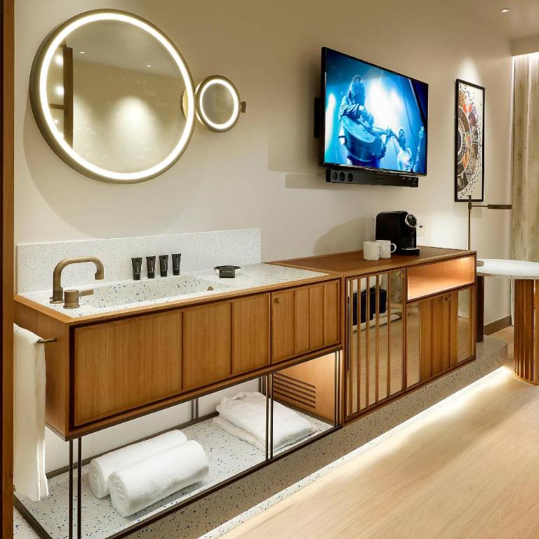 Hard Rock Hotel Madrid - Classic King Room - 4