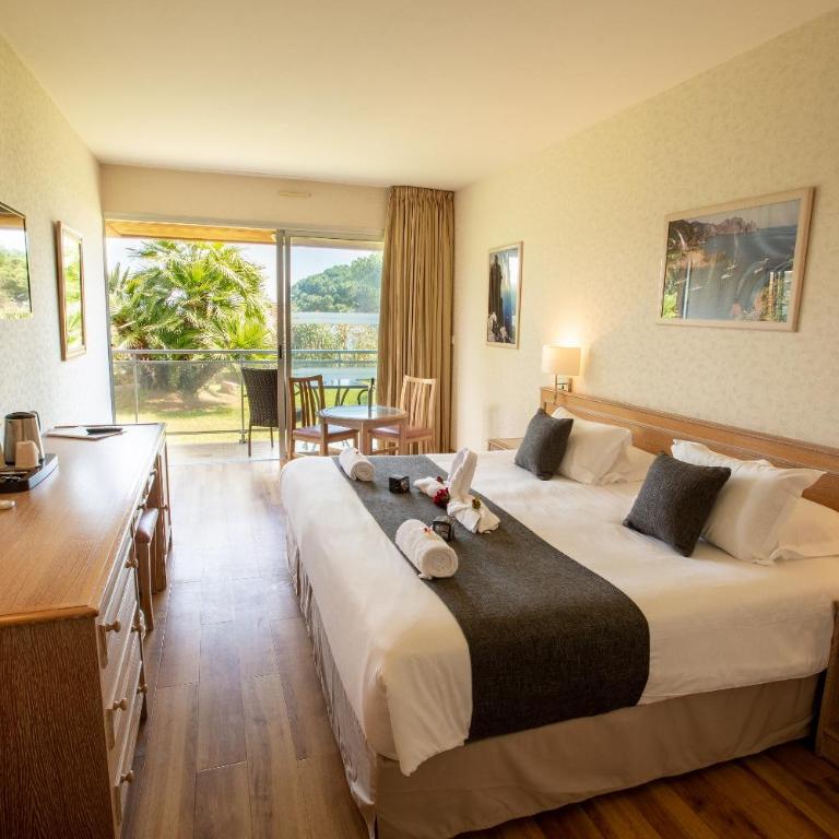 Hôtel La Pinède - Chambre Double Confort avec Terrasse - Vue sur Jardin - 1