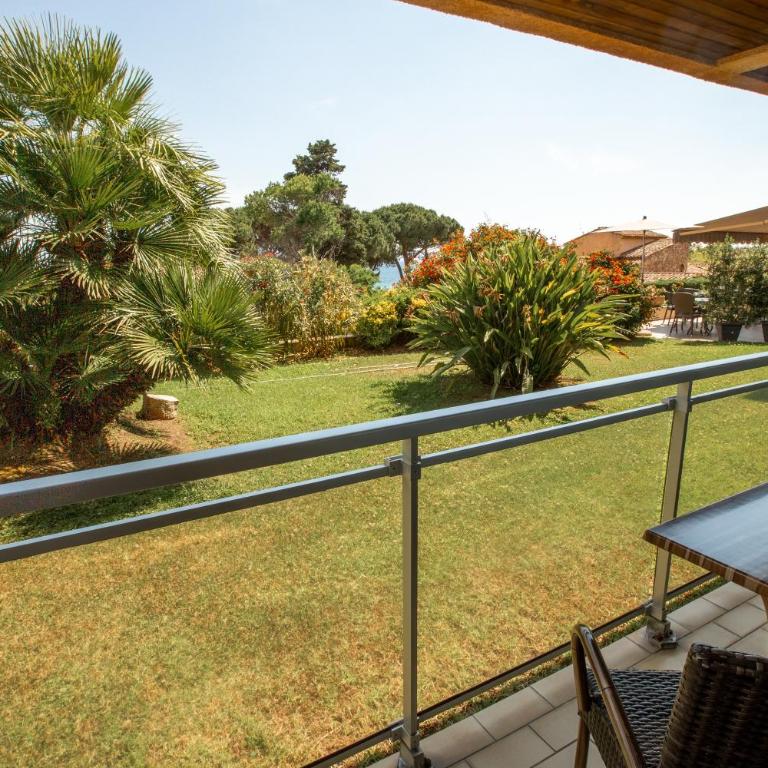Hôtel La Pinède - Chambre Double Confort avec Terrasse - Vue sur Jardin - 4