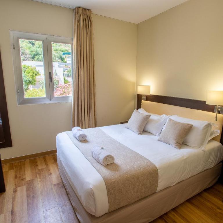 Hôtel La Pinède - Petite Chambre Double Standard (13 m²) - Côté Montagne - 3