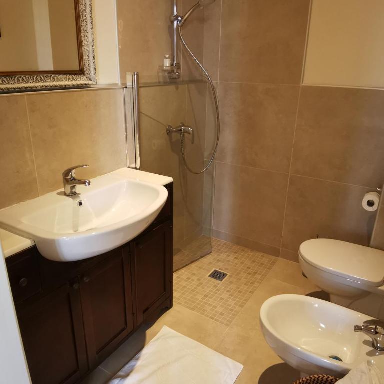 AriediParma - Rooms&apartments - Camera Familiare - 11