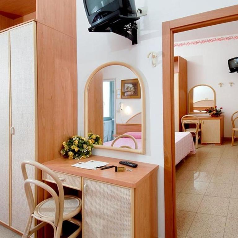 Hotel Gardenia - Due Camere Comunicanti con Vista Mare Parziale - 1