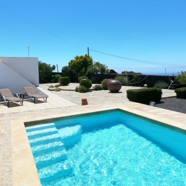 Villa Essence - a unique detached villa with A-C, heated private pool, hottub, gardens, patios and stunning views! - Villa de 3 dormitorios - 5