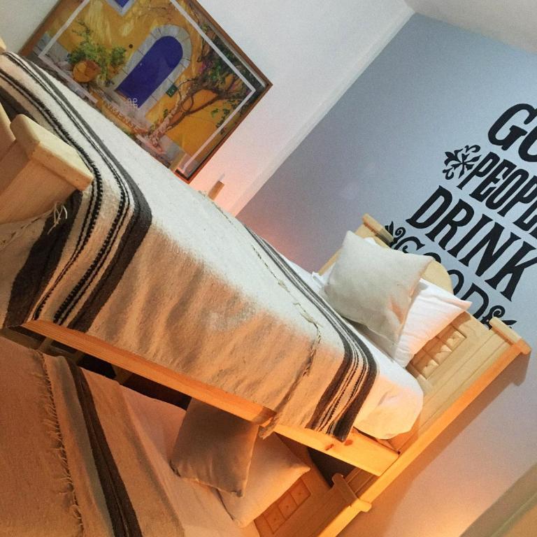 Mala Vecindad Beer Hotel - 4-Bed Male Dormitory Room - 11
