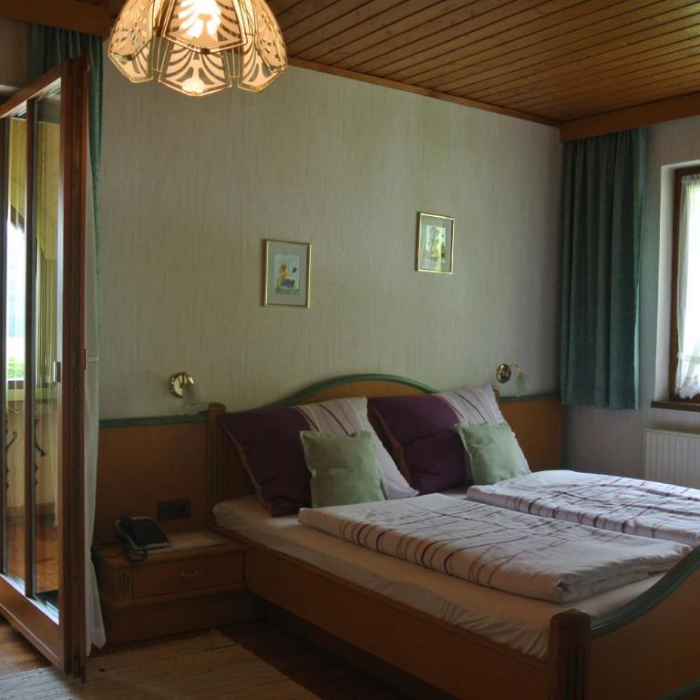 Landhaus Neubauer - Zimmer - Doppelzimmer mit Balkon und Küchenzeile - 1 - 4
