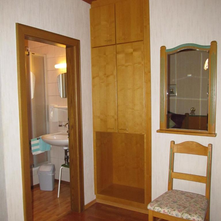 Landhaus Neubauer - Zimmer - Doppelzimmer mit Balkon und Küchenzeile - 1 - 5