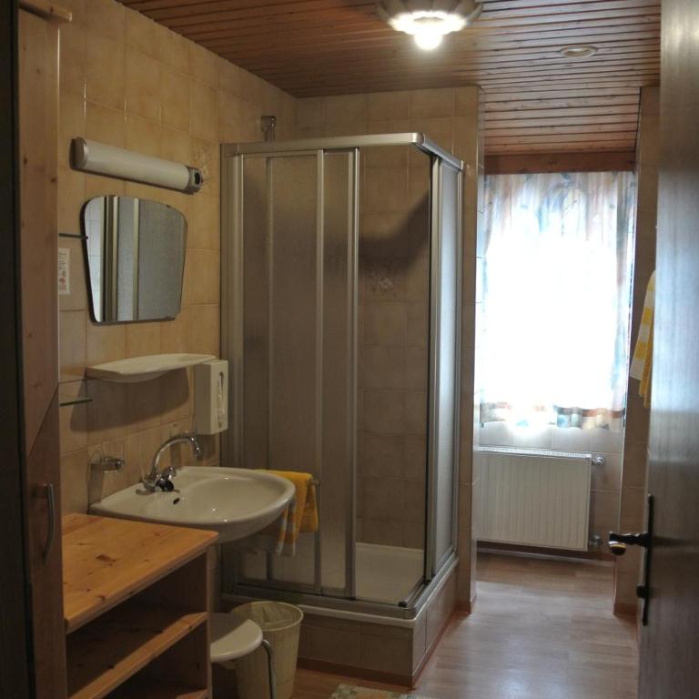 Landhaus Neubauer - Zimmer - Doppelzimmer 3 mit Balkon - 4