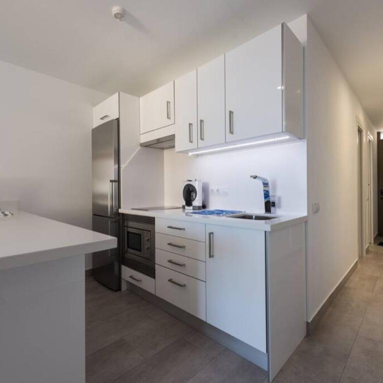 Las Arenas - apartamento moderno con vistas al mar y WiFi veloz de fibra óptica - One-Bedroom Apartment - 10