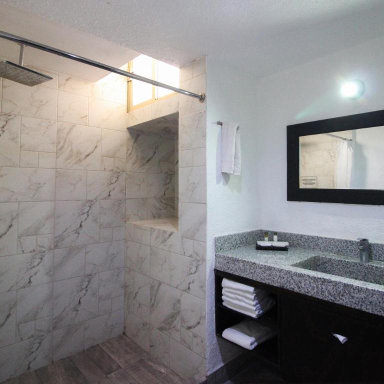 Hotel Maya Yucatan - Deluxe King Room - 11