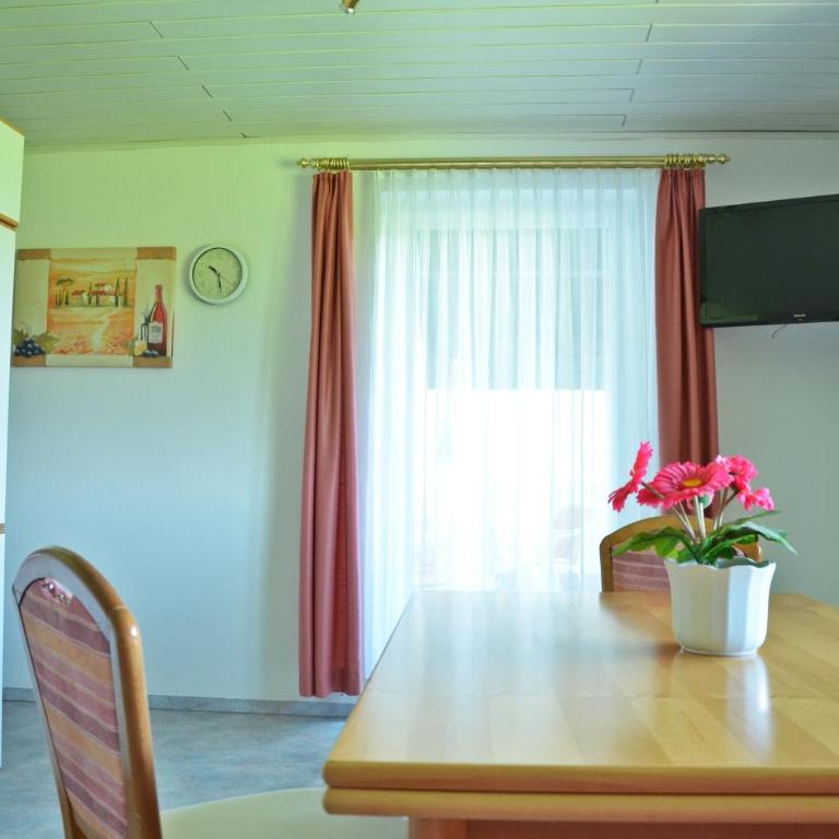Ferienwohnung Annemarie - Apartment mit 2 Schlafzimmern und Balkon - 5
