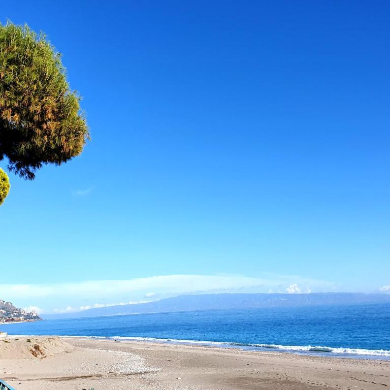 Luxury Beachfront Apartment Taormina Pool and Parking - Appartamento con 2 Camere da Letto - 56